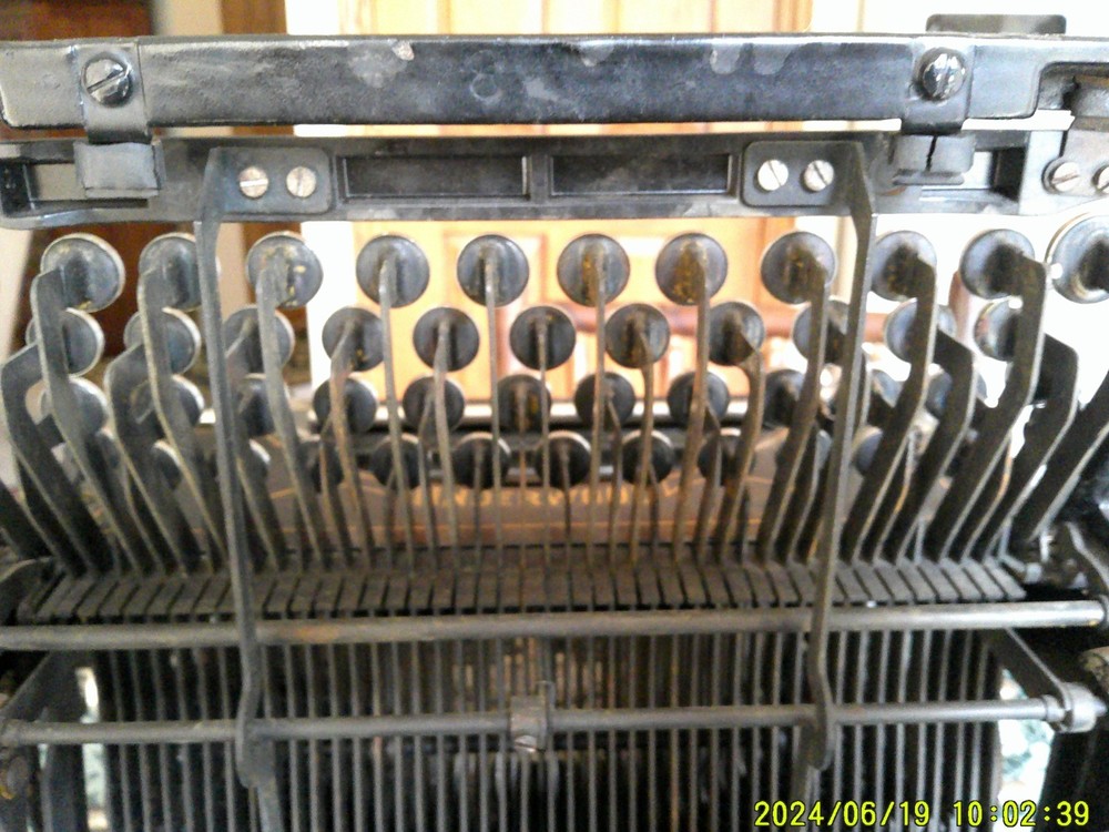UNDERWOOD STANDARD No 5 TYPEWRITER SERIAL # 2005516-5 NEEDS SOME HELP