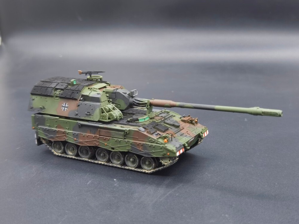 German Pzh2000 self-propelled howitzer model heavy armor model 1/72