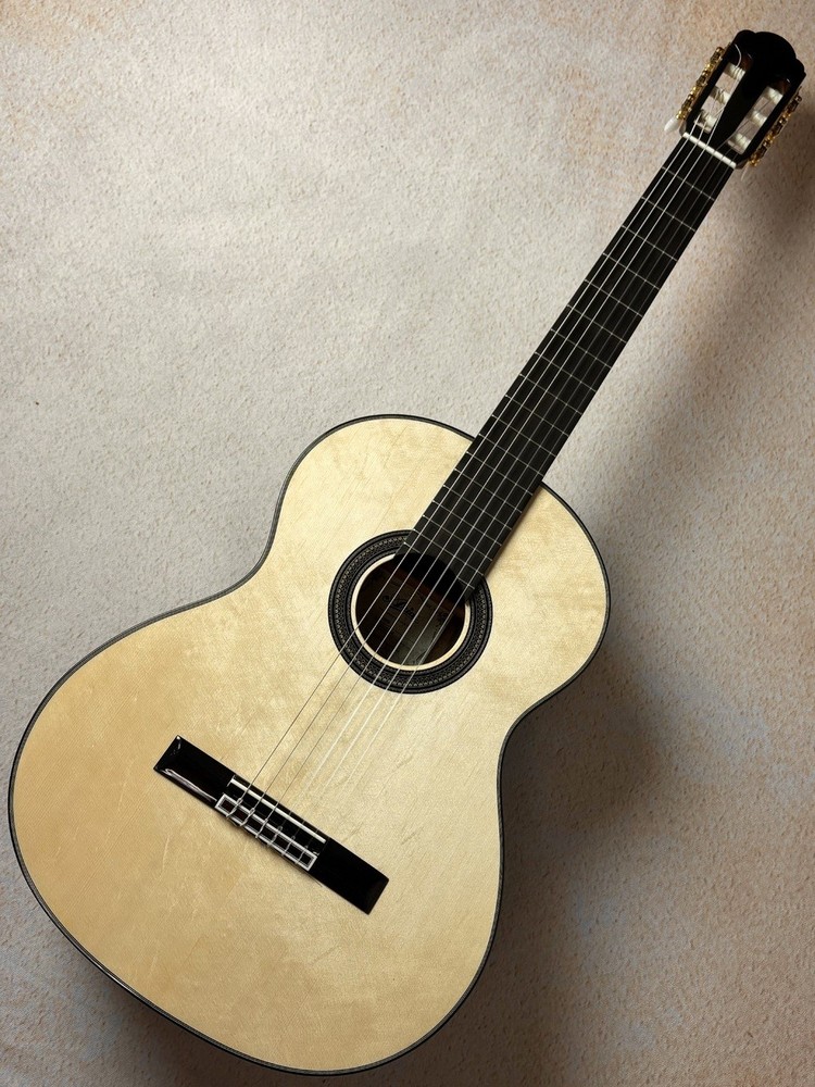 ARIA A-50S Classical Guitar Spruce Solid Top Prominent Bearclaw Figuring