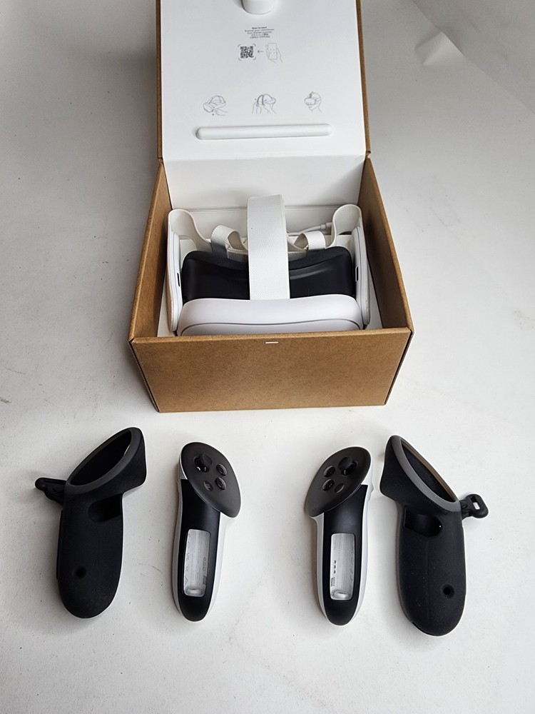 Meta Oculus Quest 3 VR Headset 128GB Headset W/ Controllers + Box