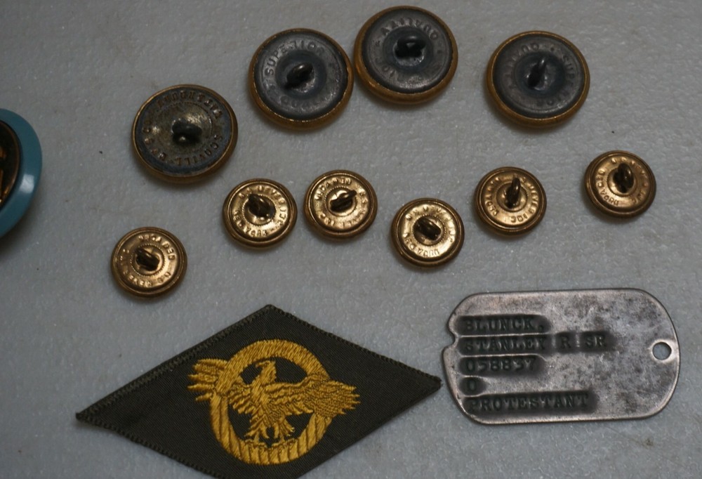 Idented items uniform button set, ID tag, WWII service patch (H2 Front)
