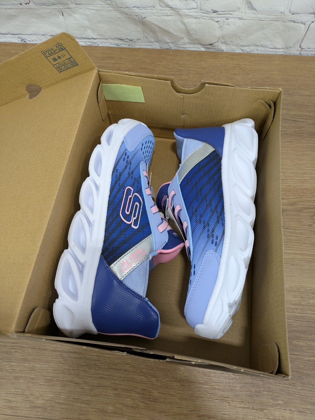 Skechers Kids Lightweight Hands Free Swift Fit Sneaker Size 4 Navy/Muti