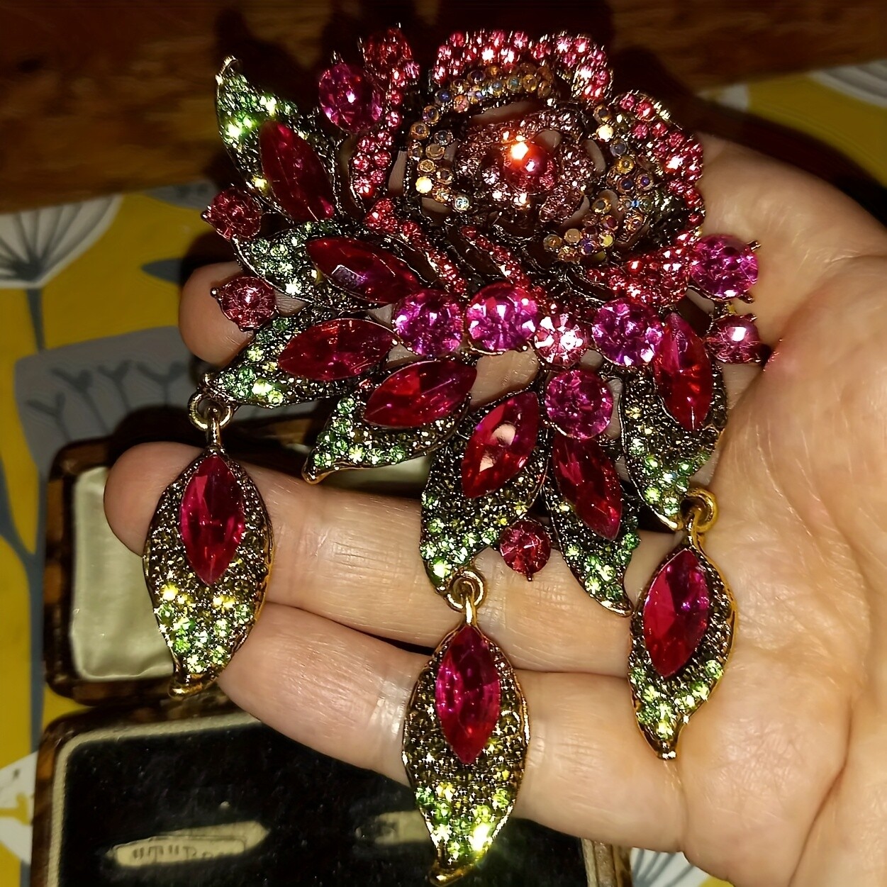 VINTAGE STYLE LARGE FLOWER BROOCH STUNNING SPARKLY CERISE PINK