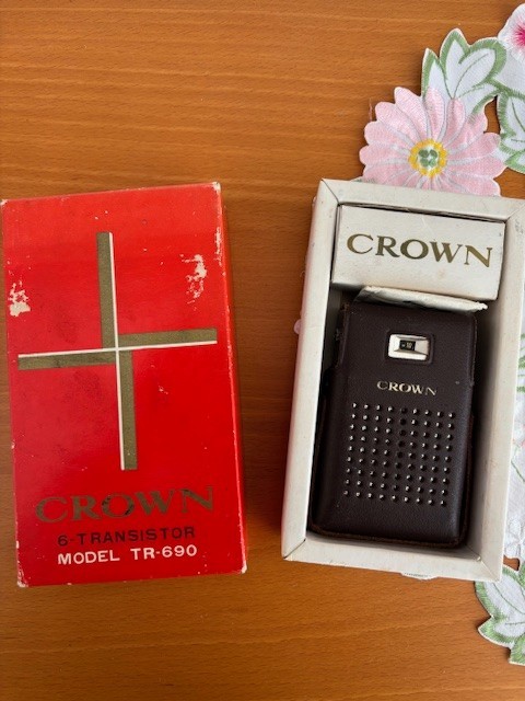 VINTAGE OLD TRANSISTOR RADIO MODEL TR 690 , COMPLETE IN BOX - STUNNING