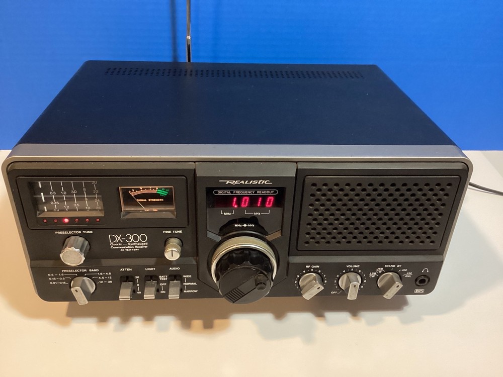 Realistic DX-300 Quartz Communication Base Station Ham RadioReceiver Untested