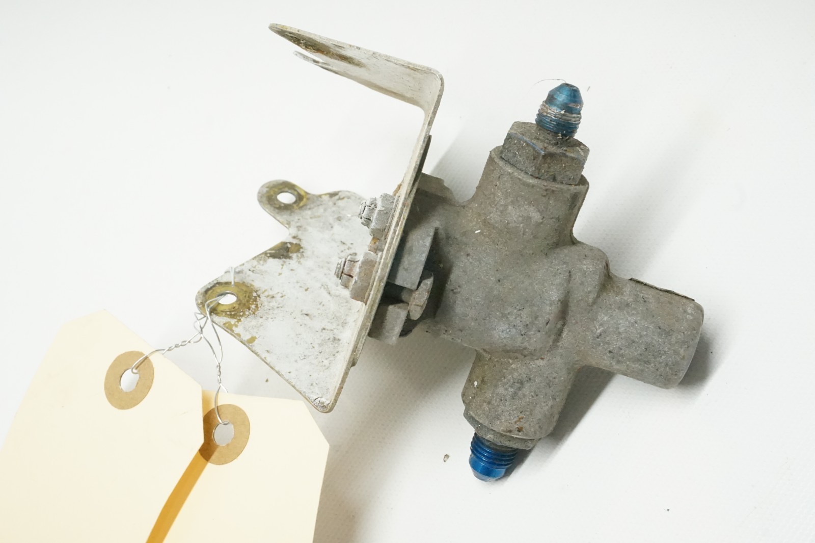 1976 Piper Aztec F PA-23-250 Timer Check Valve & Bracket, 31810-000 / 31495-000