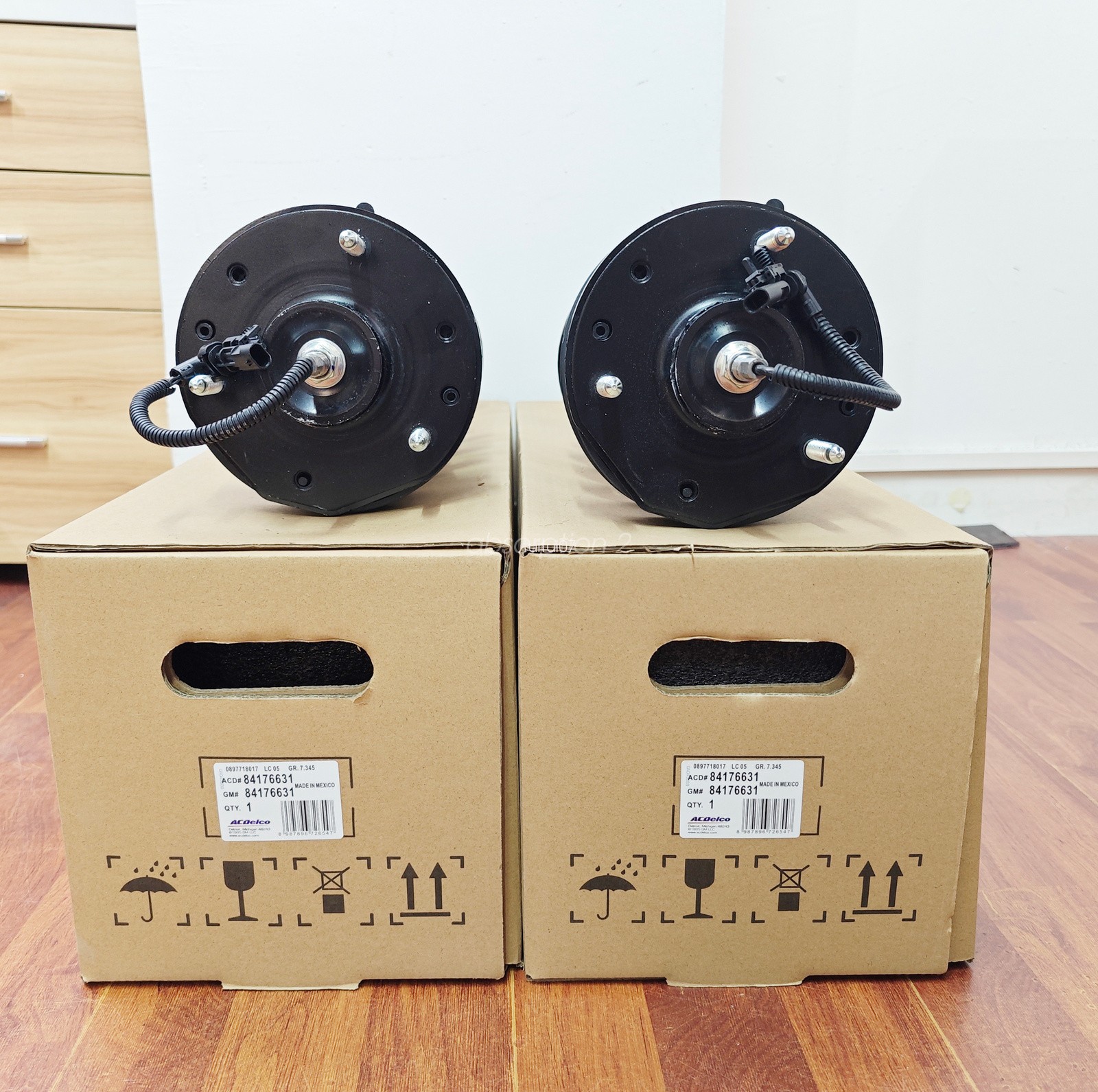 Genuine 2X Front Shock Assemblys For 15-20 Cadillac Escalade GMC Sierra Tahoe