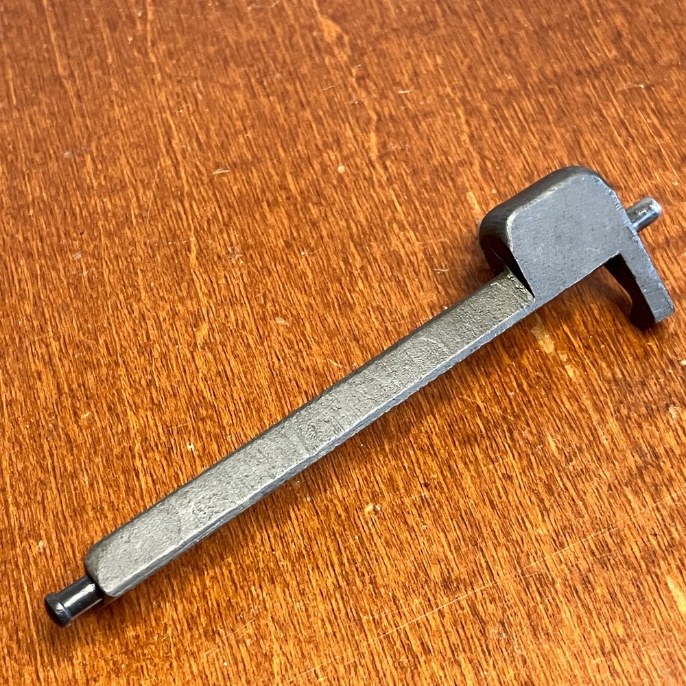 M1 GARAND CLIP LATCH SA SQUARED FRONT TYPE   (CL-542)