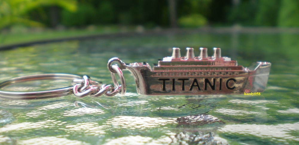 💥 RMS Titanic Keychain - Silver color