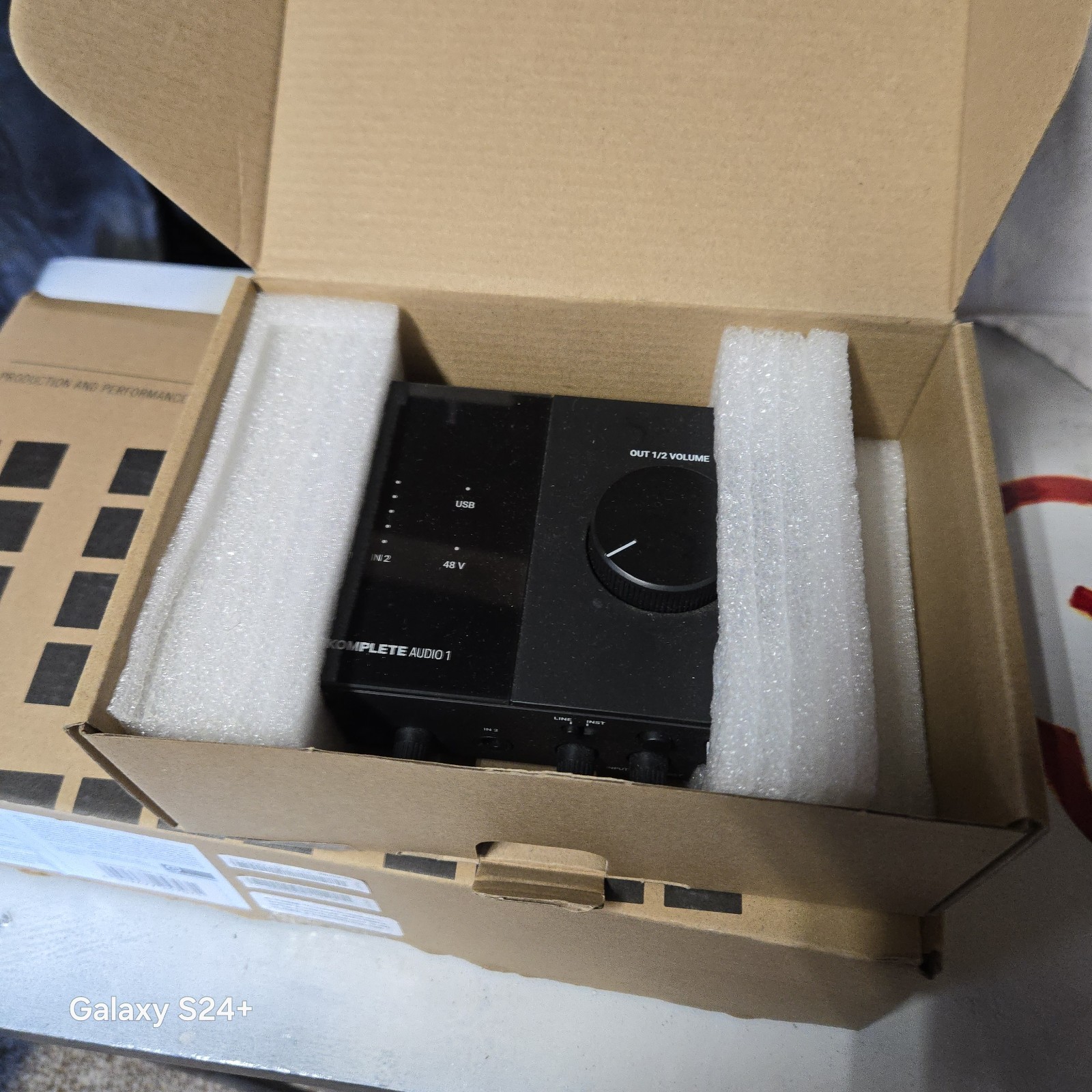 NATIVE INSTRUMENTS　KOMPLETE AUDIO 2 sound product guitar used good condition