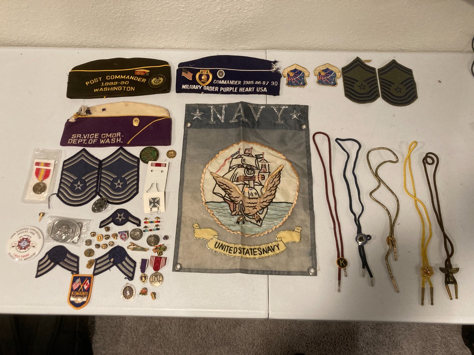 GROUP OF MILITARY PATCHES, PINS AND MEDALS. WWII