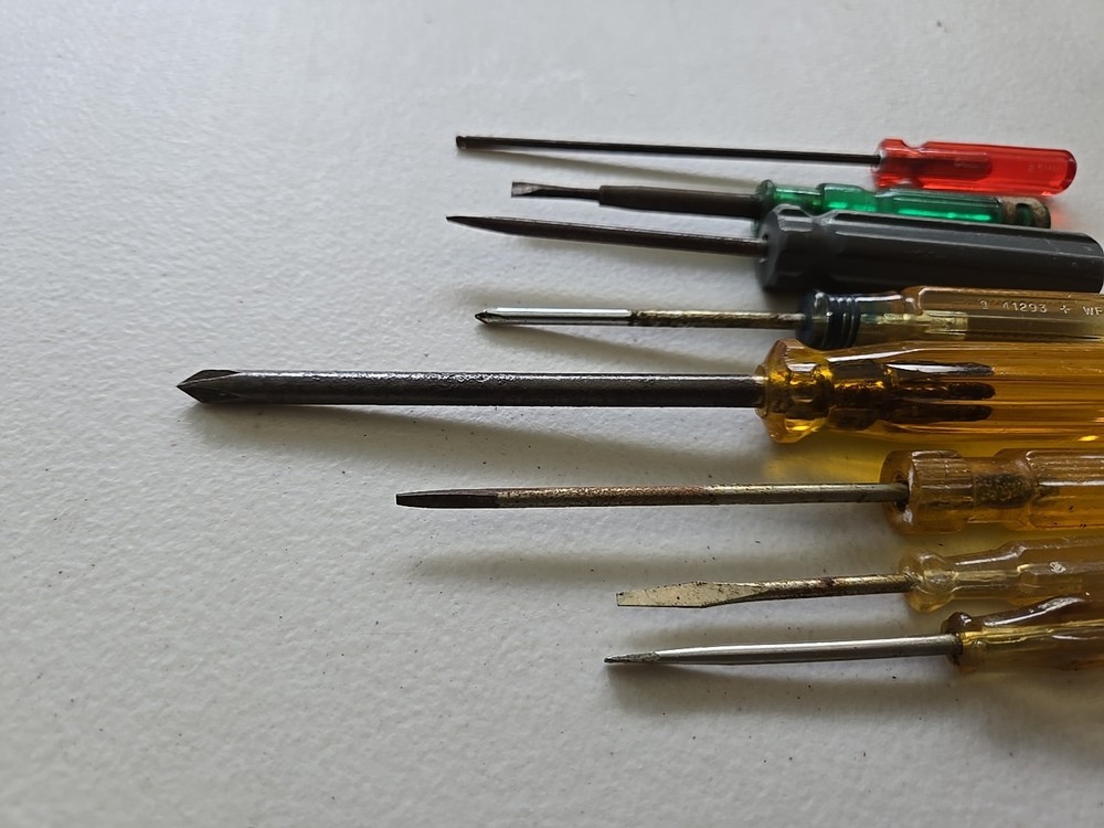 8 Miscellaneous screwdrivers and hex key