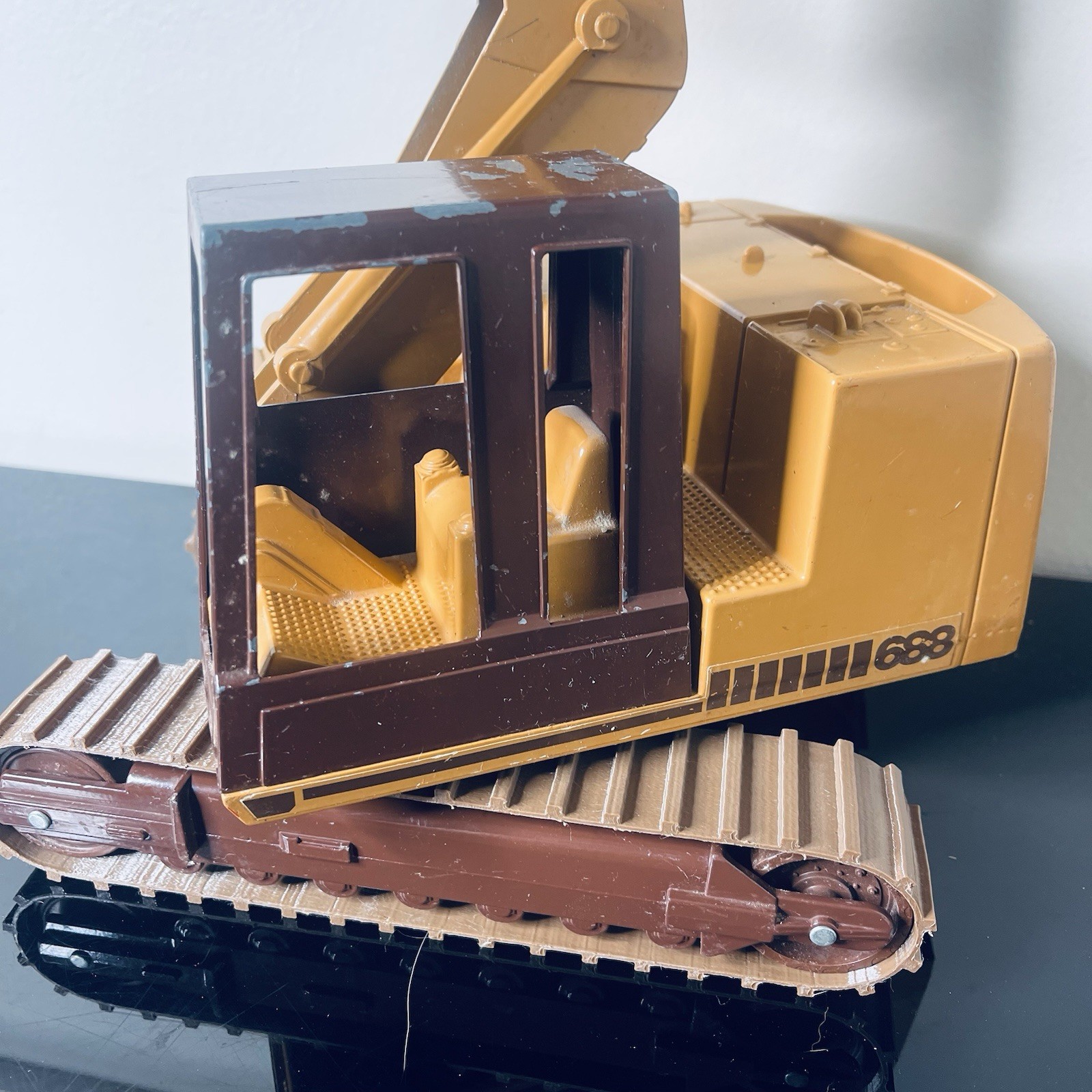 1/16 ERTL CASE Model 688 Excavator Construction Toy With Tracks RARE