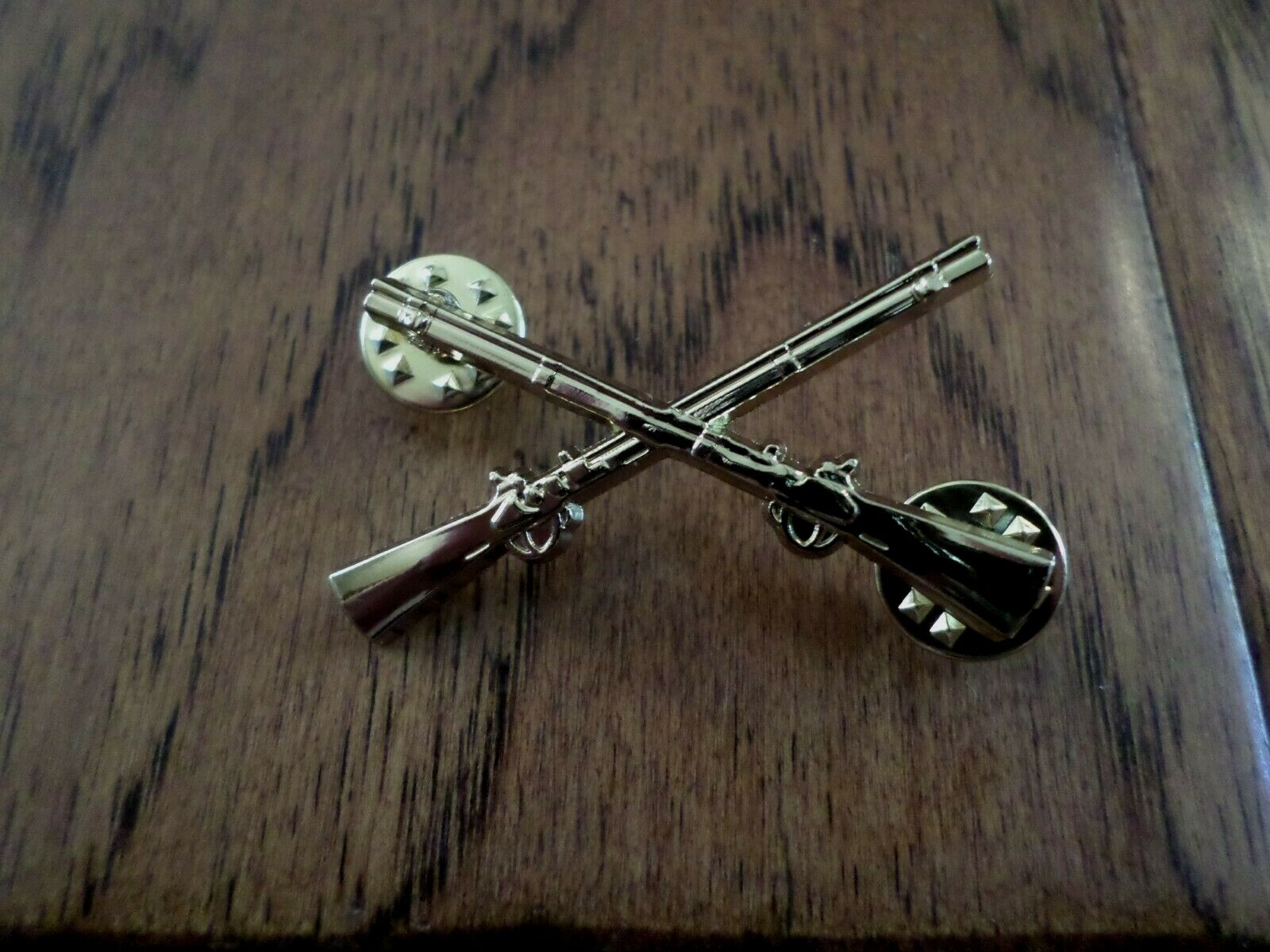U.S MILITARY INFANTRY PIN CROSSED RIFLES METAL HAT LAPEL BADGES 1 3/4 ARMY