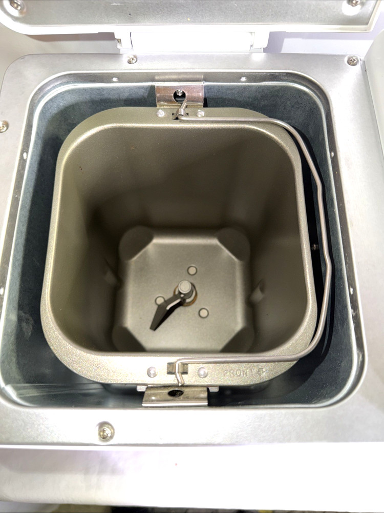 Welbilt The Bread Machine White Breadmaker ABM4900 120V