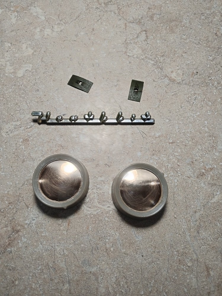 (2) Heathkit Knobs and a Logo f/Tuner / Audio Amplifier/ Preamp