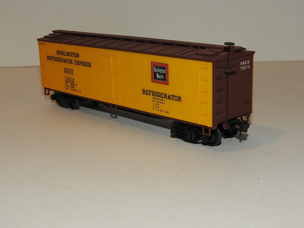 ATHEARN HO scale BURLINGTON REFRIGERATOR #75679 REEFER