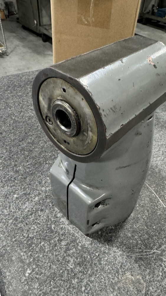 BRIDGEPORT R8 RIGHT ANGLE MILLING MACHINE ATTACHMENT