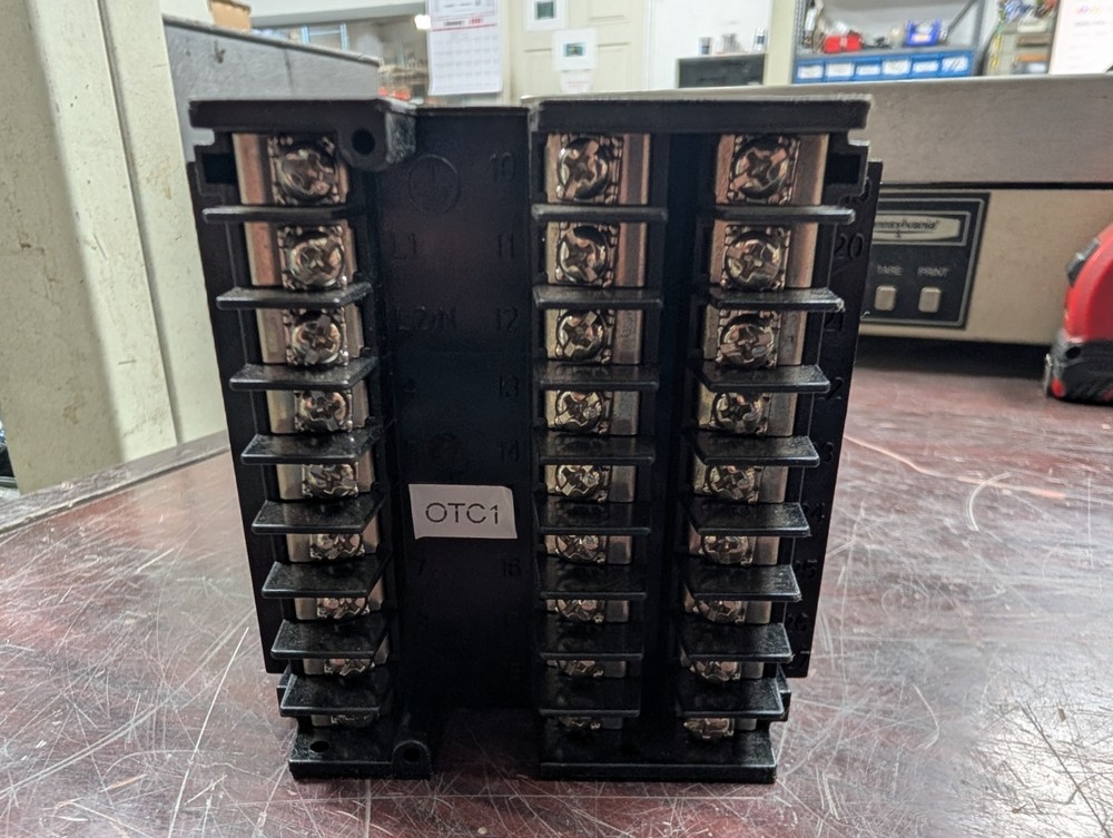 🤪 HONEYWELL UNIVERSAL DIGITAL CONTROLLER 1/4 DIN DC2500-E0-0L00-100-10000-E0-0
