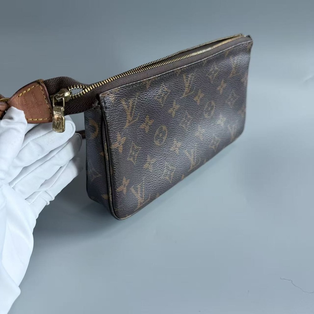Louis Vuitton Pochette Accessoires Monogram Canvas Shoulde Bag versatile styles