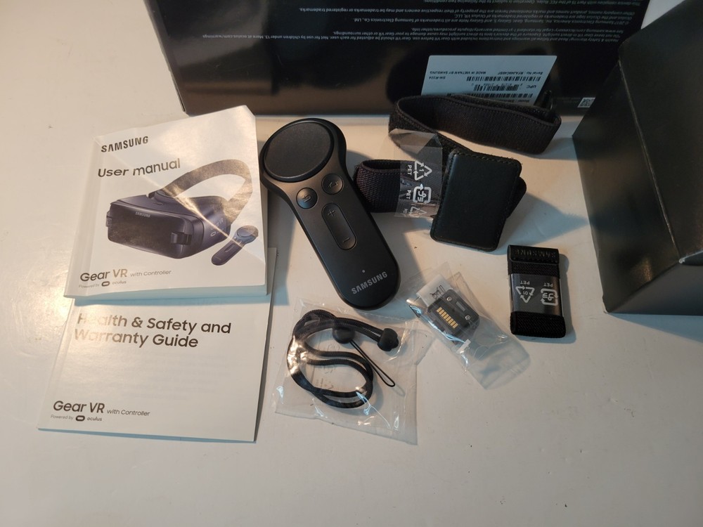 Samsung Gear VR Headset with Remote Controller SM-R324 Oculus Original Box