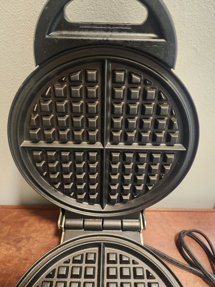 VillaWare Model 2004 Uno Classic Waffler Round Chrome Waffle Maker