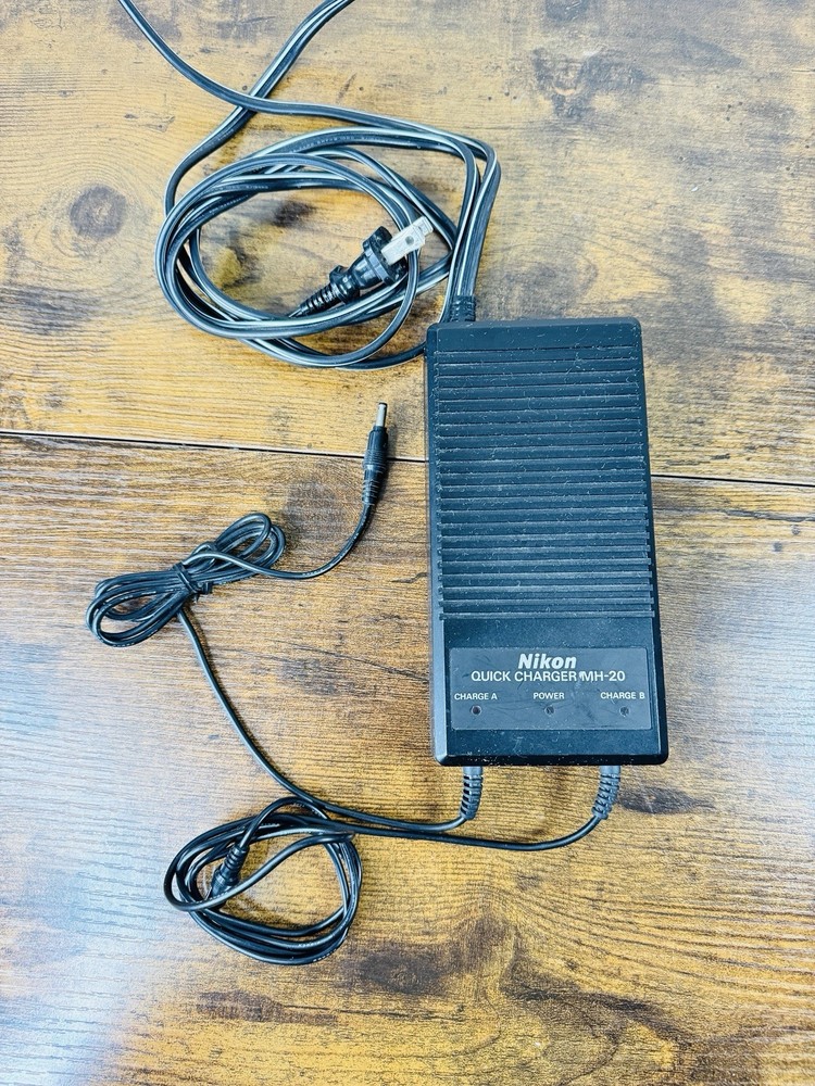 Nikon MH-20 Quick Charger Powers On/untested