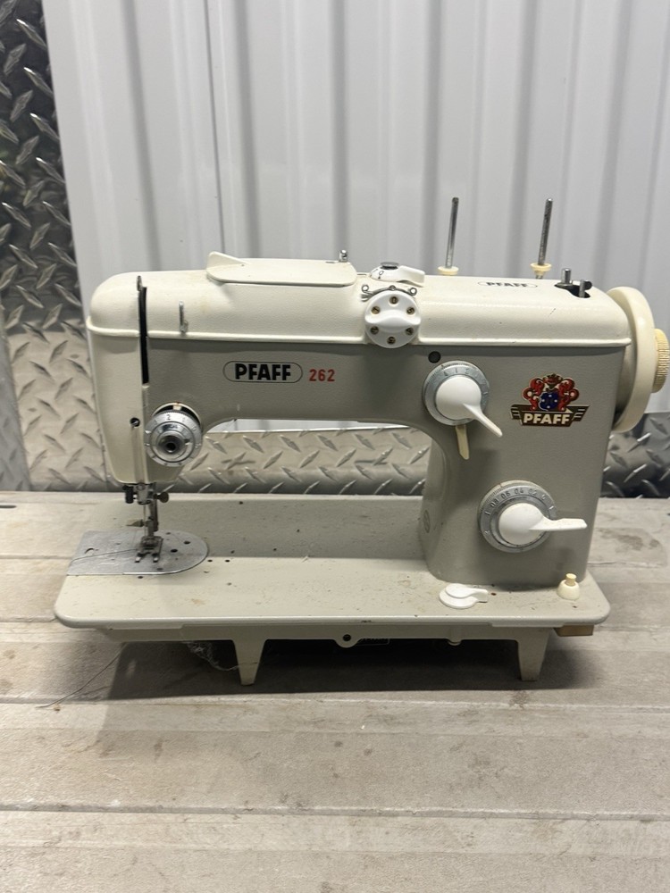 Vintage PFAFF 262 Sewing Machine