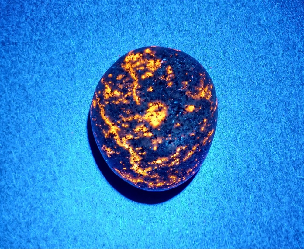 Fluorescent Sodalite ( Yooperlite ) 0.6 oz. A Small Bright Beutiful Stone