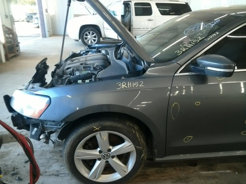 PASSAT 2013 High Mounted Stop Light 104925612