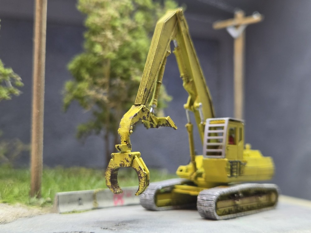 N Scale Komatsu Heel Boom Log Loader