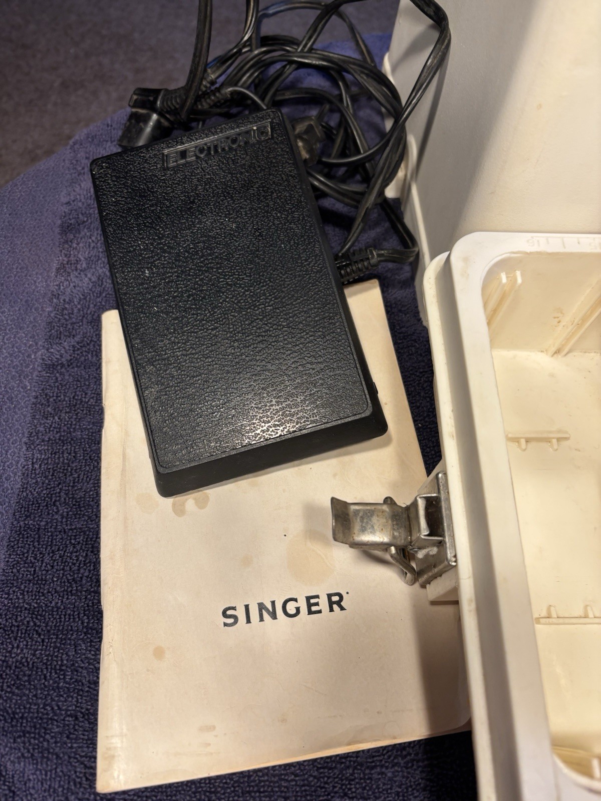 VTG Singer 4325C Sewing Machine-School Model with Foot Pedal & Travel Case-WORKS