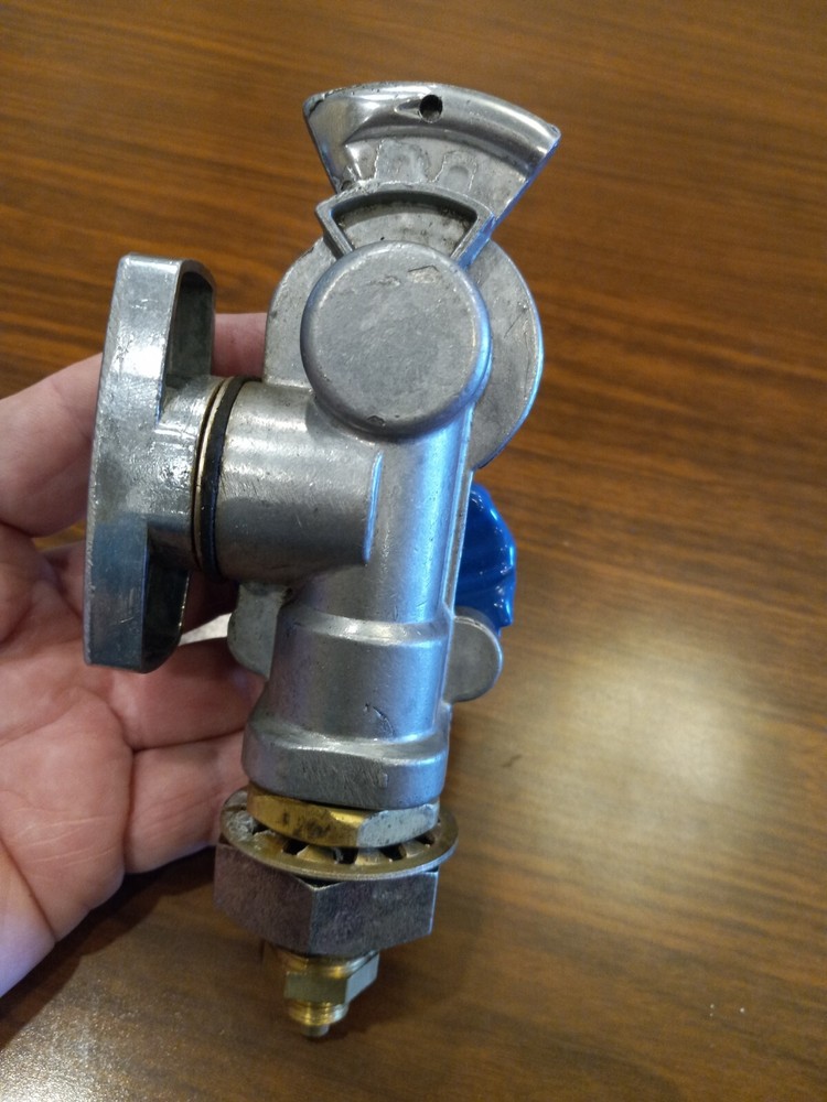 BLUE BULKHEAD SERVICE GLADHAND WITH SHUT OFF