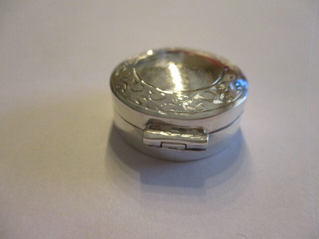 Sterling SIlver Pill Box round shape with nice engraved on top solid 925 silver