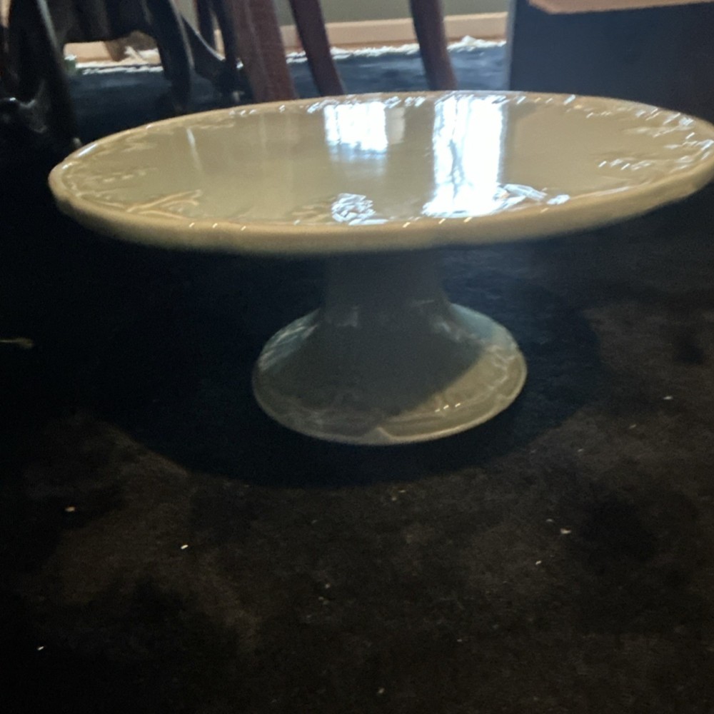 Ceramica Essentials Fleur De Lys White Ceramic Cake Stand