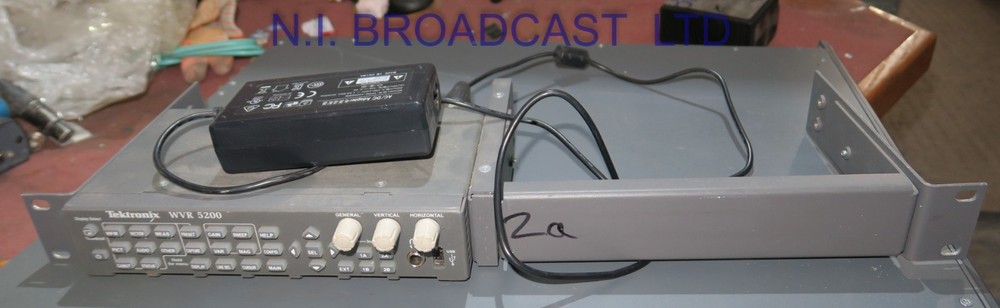 Tektronix wvr5200 waveform vector scope in 1half rack. (rasterizer, DVI output)