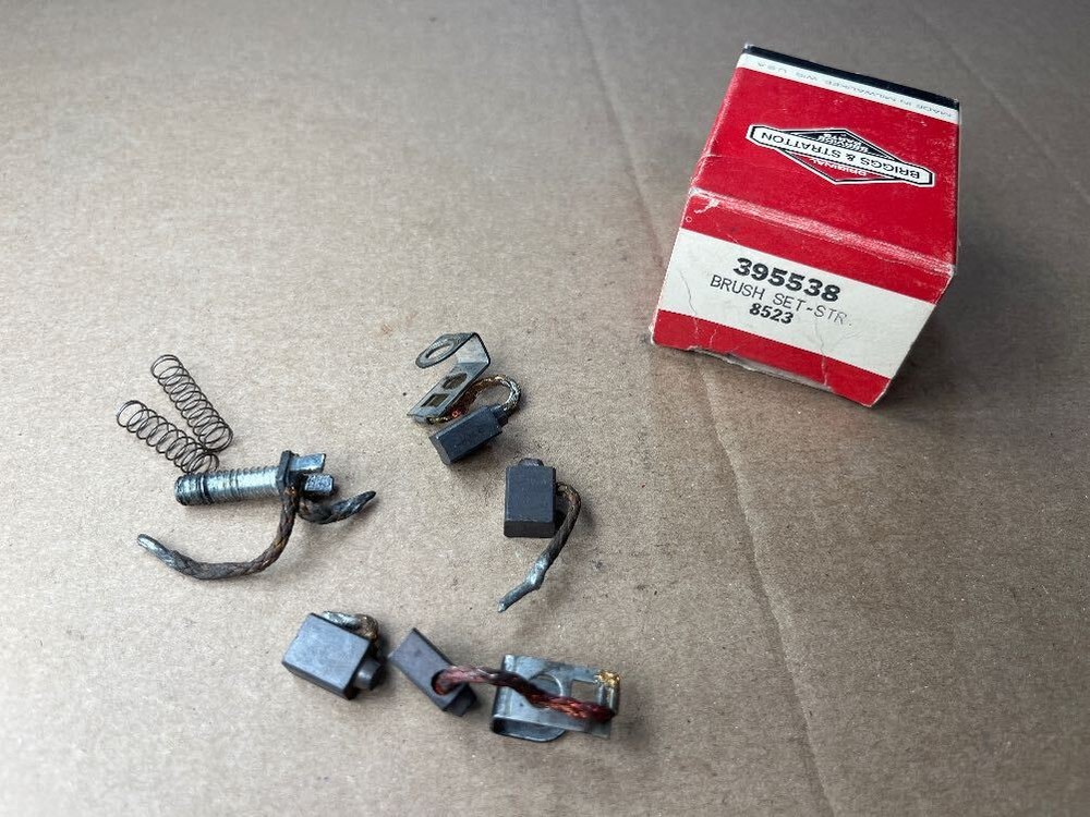 Briggs & Stratton 395538 BRUSH SET