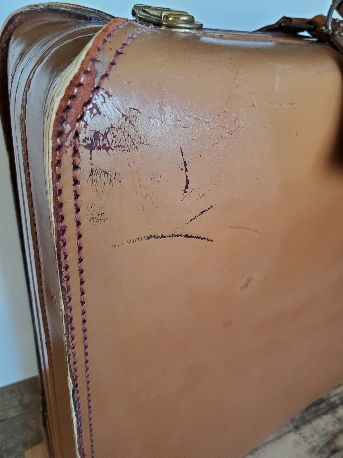 Vtg 1940-50s Cowhide Leather WINGS Suitcase Flight Luggage Carry-On 22”X 19”X 6”