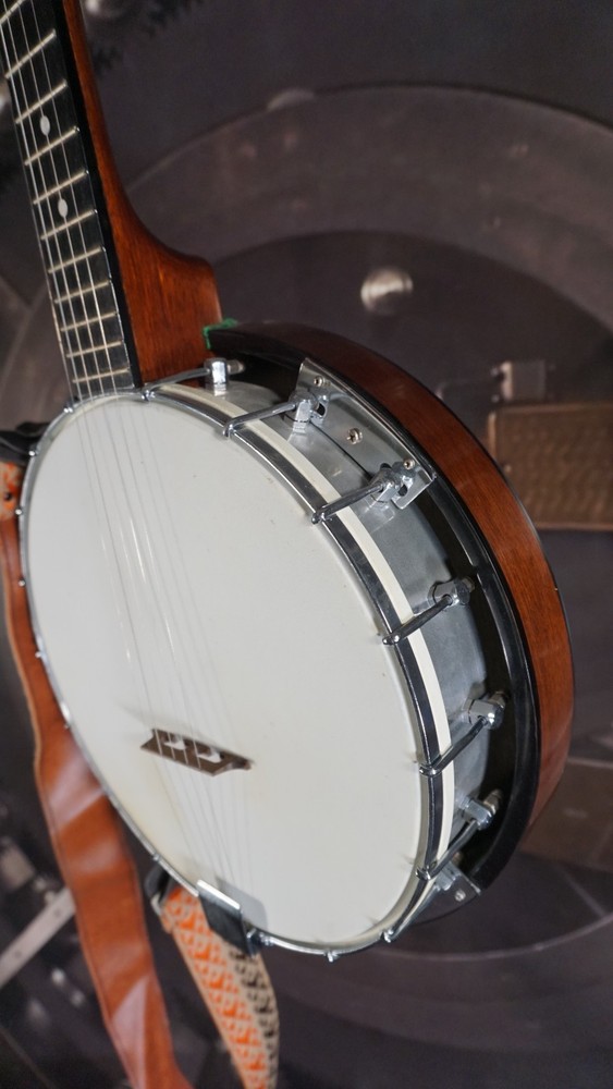 Crestline 5-String Banjo w/ Chipboard Case