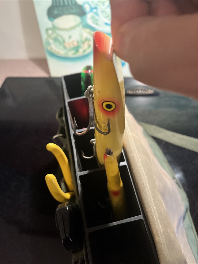 FISHING BELT LURE CASE