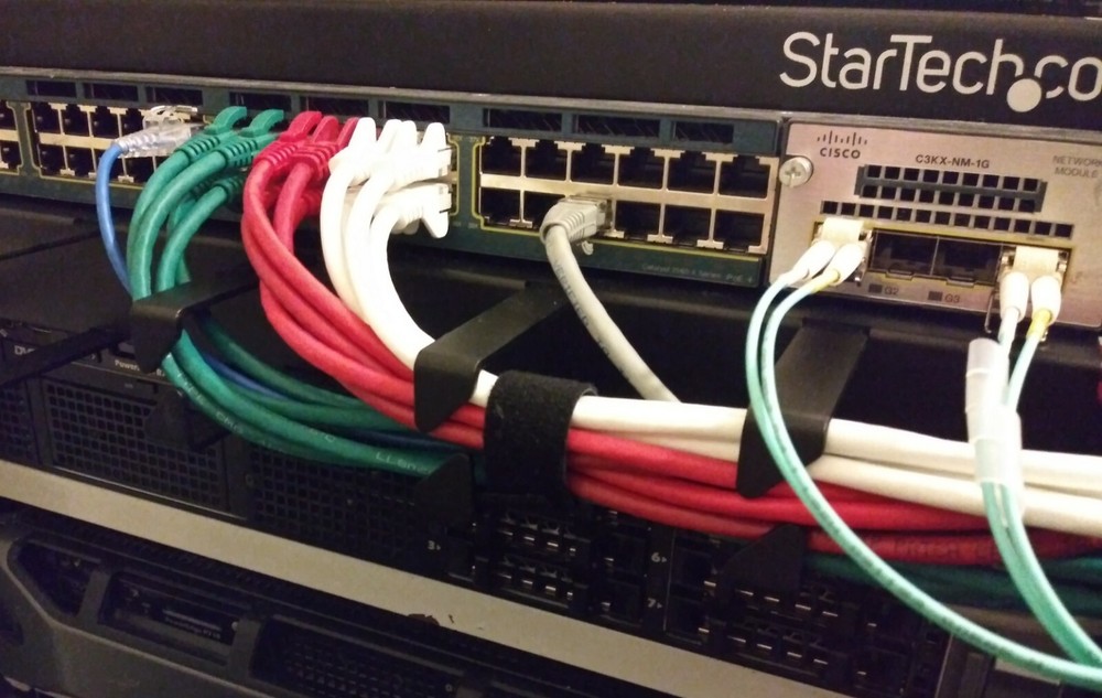 Chatsworth Horizontal Wire Management Panel for Vertical Cabling Section 1U BLK