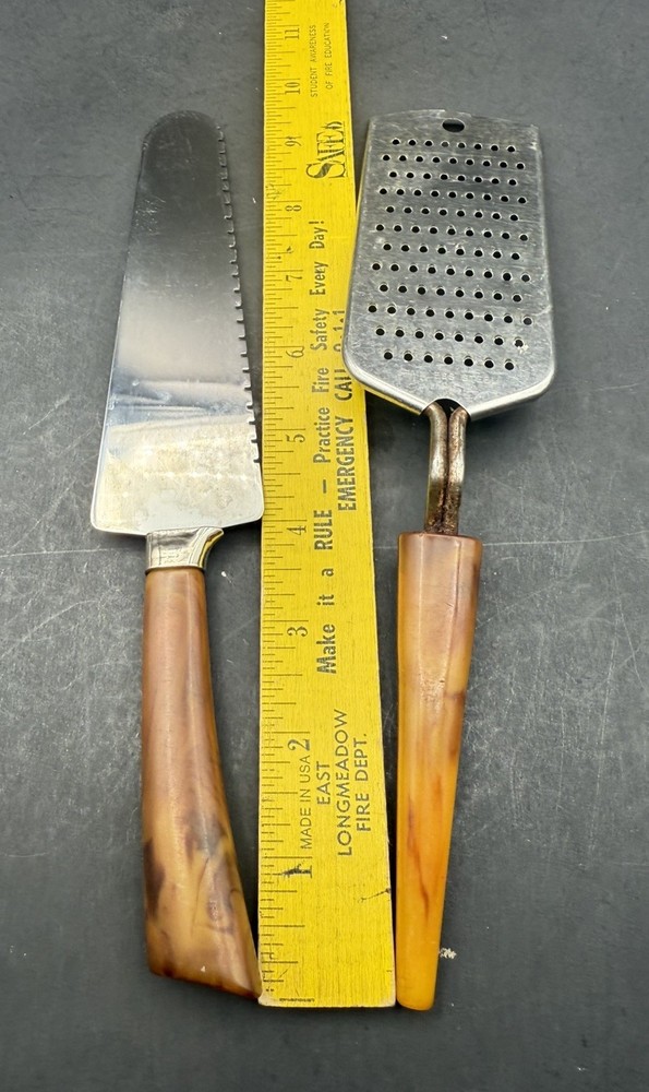 MCM BAKELITE HANDLE GRATER AND CAKE SERVER Bin 1