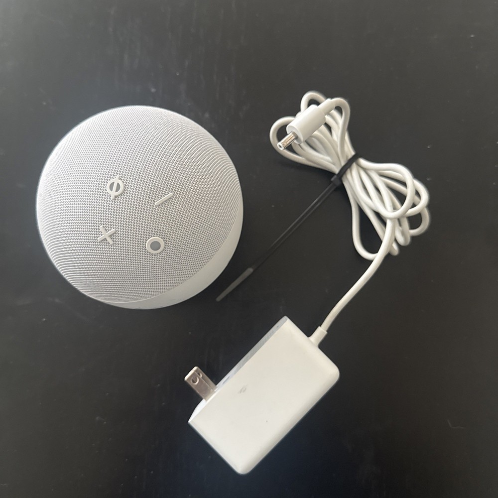 Amazon Echo DOT (4th Gen.) Smart Speaker - Glacier White - Barely Used