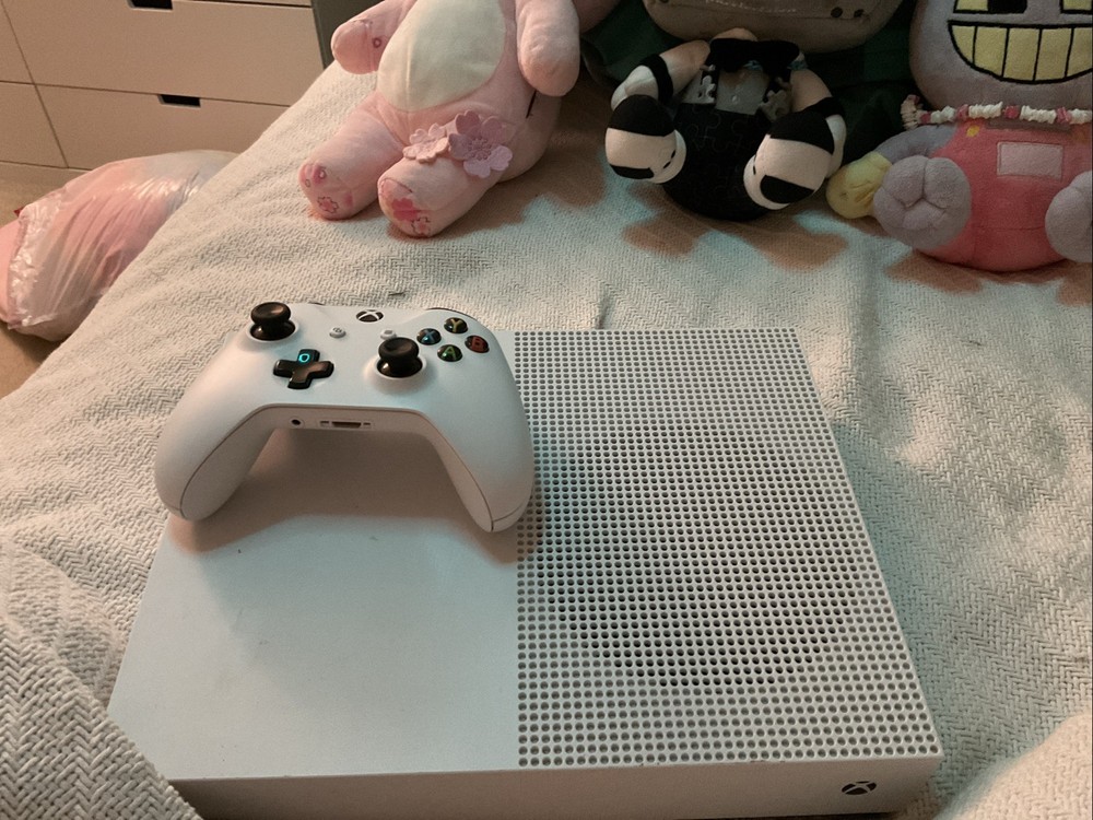 Xbox One S Comes With HDMI Cable Power Cable And Controller