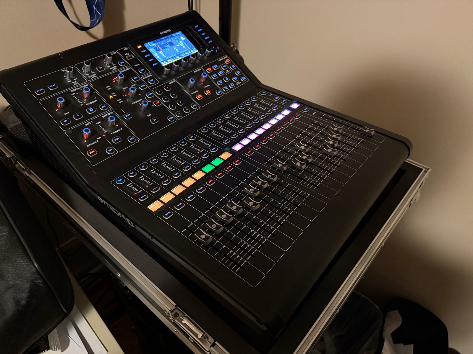 Midas M32R Digital 40 channel Mixer with Gator case and dust cover