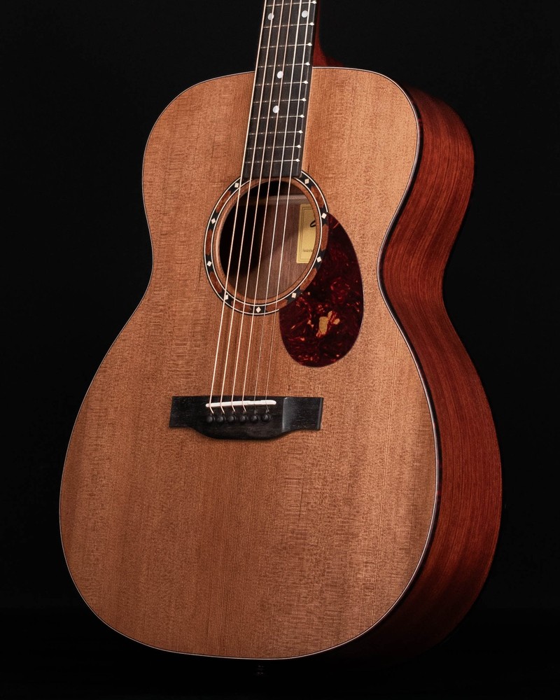 Eastman E2OM, Natural Cedar Top