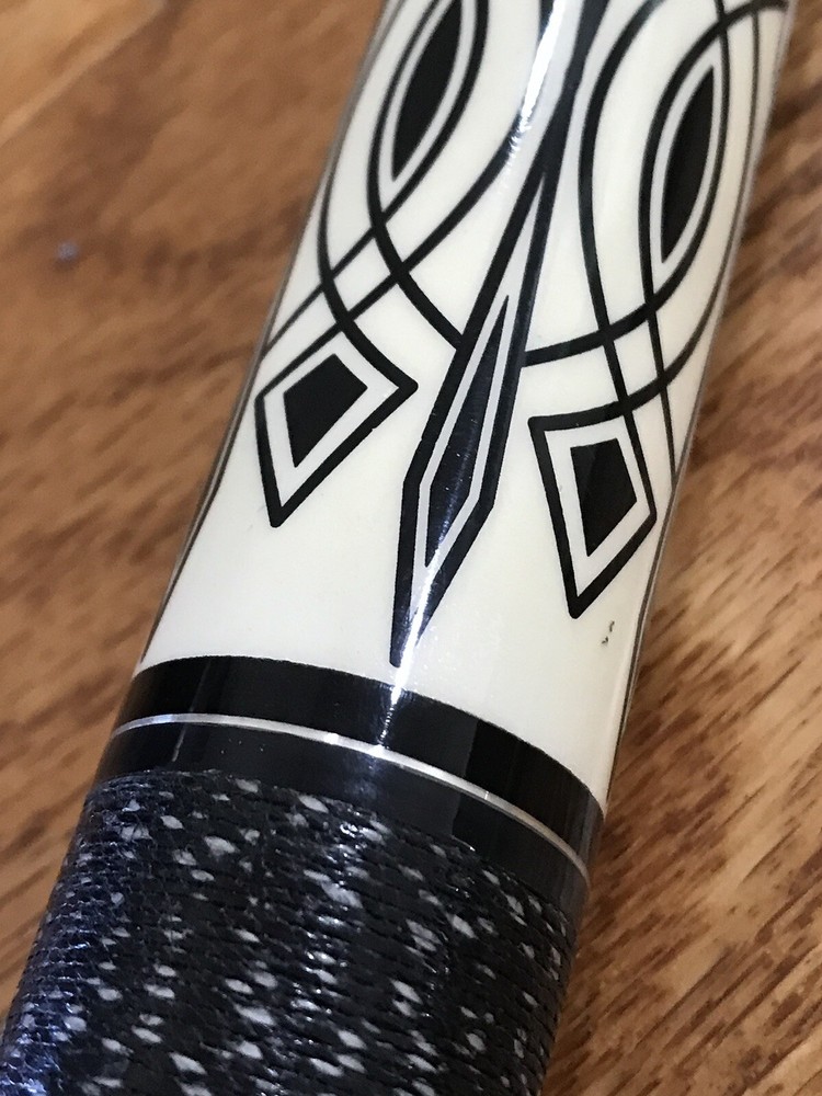 Action Pool Cue And Case ACT71 18 Oz