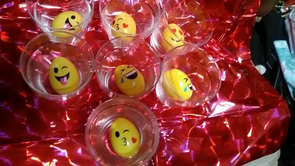 Table Top Emojis Beer Pong Game Includes 7 Glasses