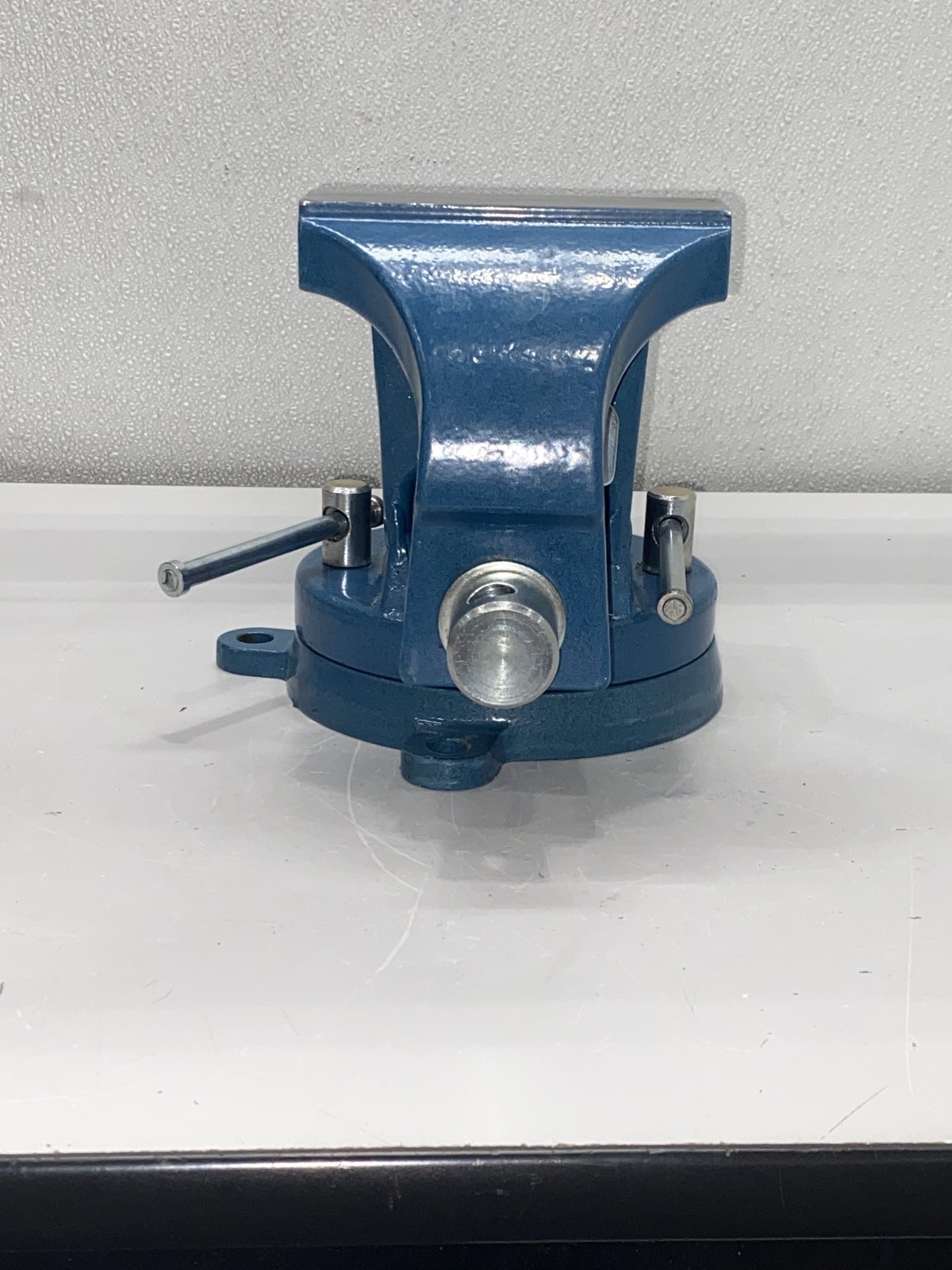 Bessey 6" Industrial Swivel Base Bench Vise W/Pipe Clamp No Handle BV-DF6SB