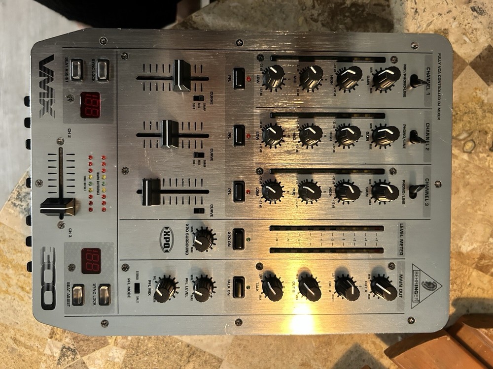 Behringer VMX 300 Professional DJ Mixer